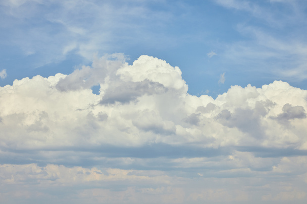 Cielo azul con nubes blancas y espacio de copia
 - Foto, Imagen