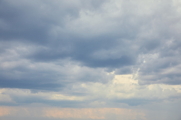 Λευκά σύννεφα σε γαλήνιο μπλε ουρανό με αντίγραφο χώρου - Φωτογραφία, εικόνα
