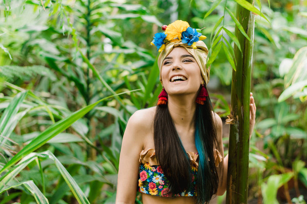 Menina brasileira em traje nacional da selva. Muito bonito e bonito menina sorrindo e rindo no verde
 - Foto, Imagem