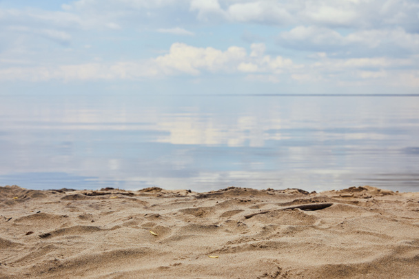 Plage de sable près de la rivière avec reflet bleu ciel dans l'eau
 - Photo, image