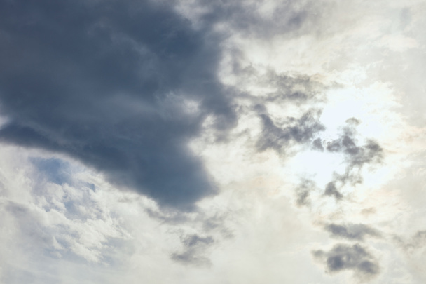 Hemel met bewolkt, wolken en kopieer ruimte - Foto, afbeelding