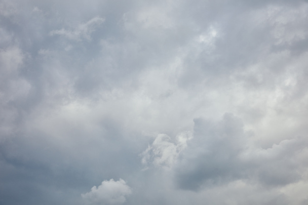 Nubes blancas pacíficas en el cielo azul con espacio de copia
 - Foto, Imagen