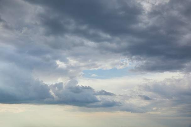 Kék ég a borús felhők és a másolási tér - Fotó, kép