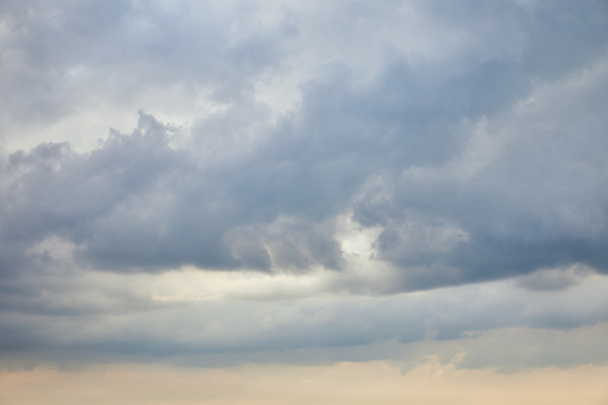 friedliche weiße Wolken am blauen Himmel mit Kopierraum - Foto, Bild