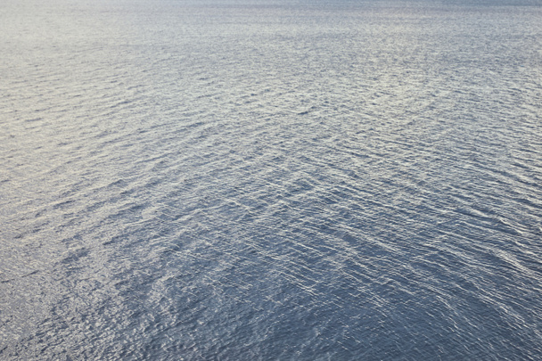 barışçıl dalgalar ve kopyalama alanı ile mavi nehir görünümü - Fotoğraf, Görsel