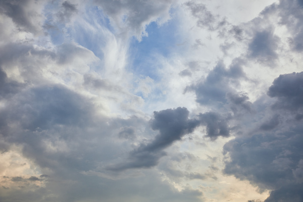 Blaue Wolken auf blauem Himmelshintergrund und Sonnenstrahlen - Foto, Bild