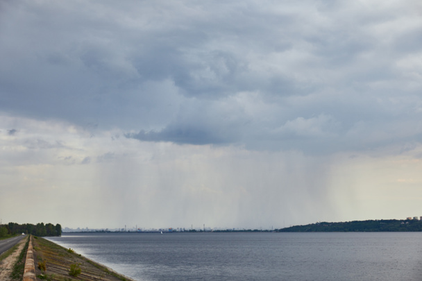 συννεφιασμένη θέα από μπλε σύννεφα, βροχή και ακτές  - Φωτογραφία, εικόνα