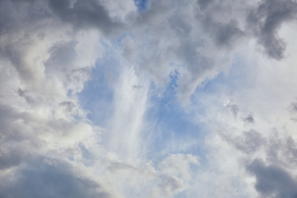 sfondo cielo blu con nuvole grigie
  - Foto, immagini