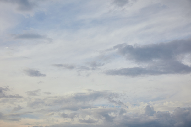 nuvole blu su sfondo bianco sole cielo e copiare lo spazio
 - Foto, immagini