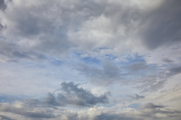 nubes blancas sobre fondo azul del cielo  - Foto, Imagen