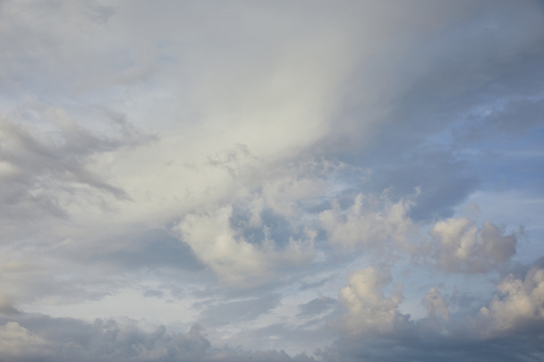 Blick auf weiße und graue Wolken auf blauem Sonnenlicht Himmel Hintergrund - Foto, Bild