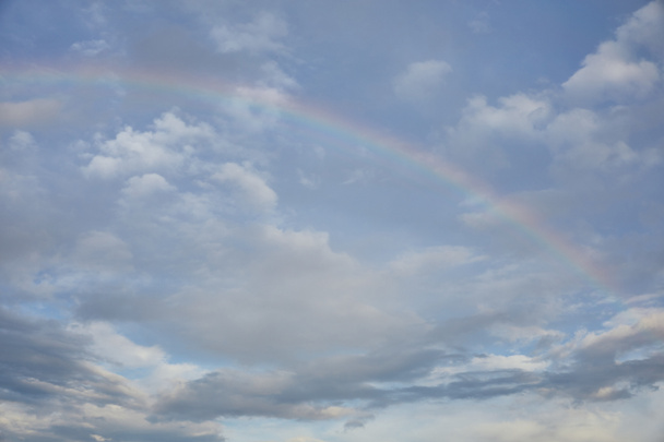 arco iris sobre fondo cielo azul y nubes blancas
 - Foto, Imagen