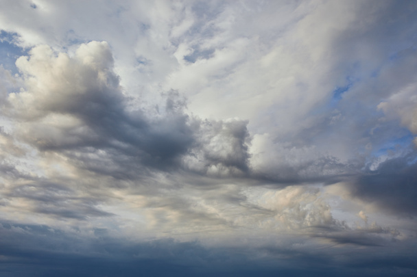 vista de nubes oscuras y blancas sobre fondo gris del cielo
 - Foto, imagen