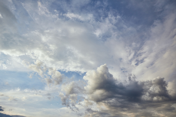 Blick auf graue und weiße Wolken auf blauem Sonnenlicht Himmel Hintergrund  - Foto, Bild