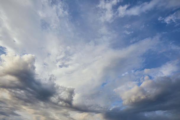 Blick auf graue und weiße Wolken auf blauem Himmel Hintergrund  - Foto, Bild