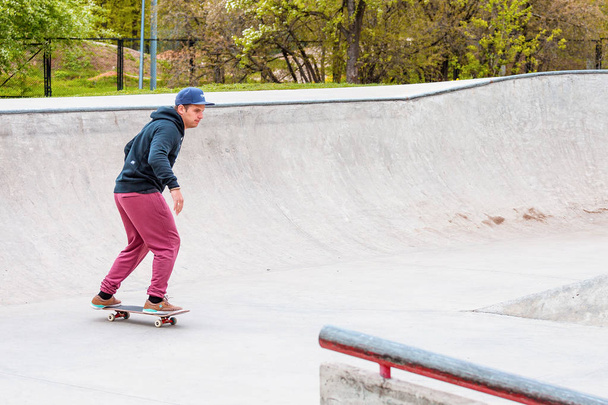 03. Mai 2019, Moskau, Russland: Jugendliche und Erwachsene haben Spaß und fahren Skateboard in einem speziellen Park - Foto, Bild