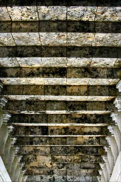 trap stap en kolom - Foto, afbeelding