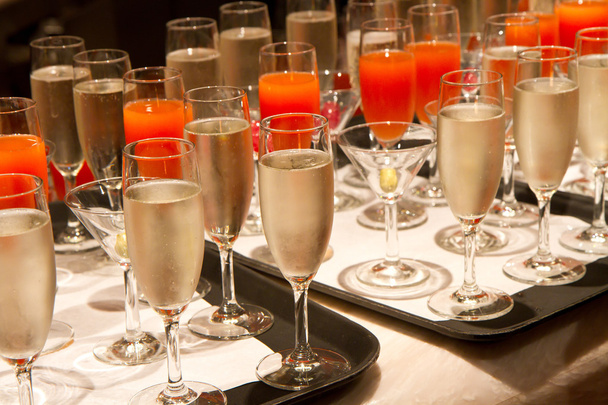 satır hizmet için hazır kadar kaplı şampanya dolu gözlük - Fotoğraf, Görsel