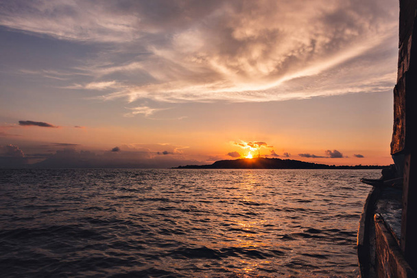 Puesta de sol en el mar, cielo dramático, indonesia
 - Foto, Imagen