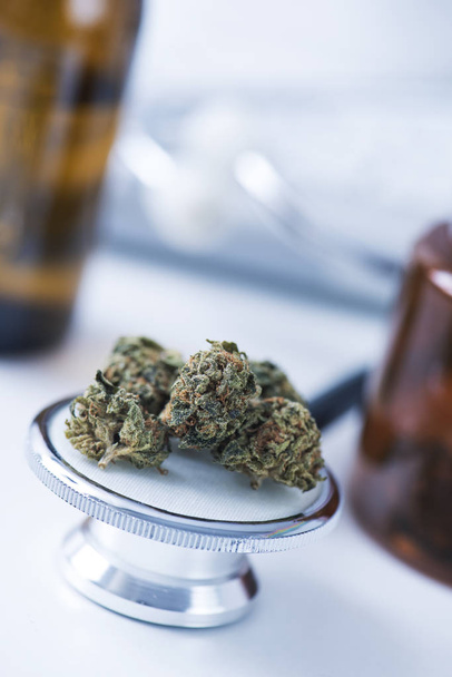 bir doktor masasında marihuana tomurcukları - Fotoğraf, Görsel