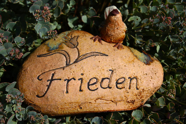 una pietra con il testo tedesco pace
 - Foto, immagini
