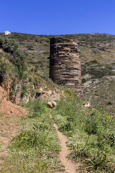 Torre de San Pedro (Isla Andros, Cícladas, Grecia) sobre el val
 - Foto, Imagen