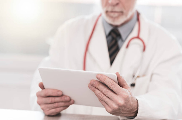 Médico masculino usando tableta digital - Foto, imagen