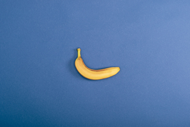 コピースペース付きの青い背景に新鮮で黄色のバナナのトップビュー - 写真・画像
