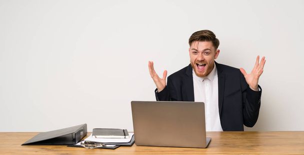 Uomo d'affari in un ufficio sorridente molto
 - Foto, immagini