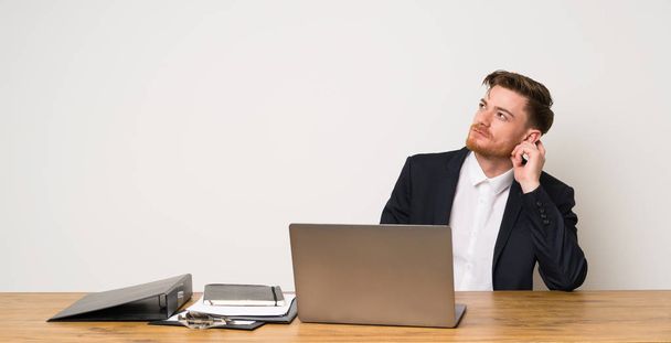 Businessman in a office thinking an idea - Фото, зображення