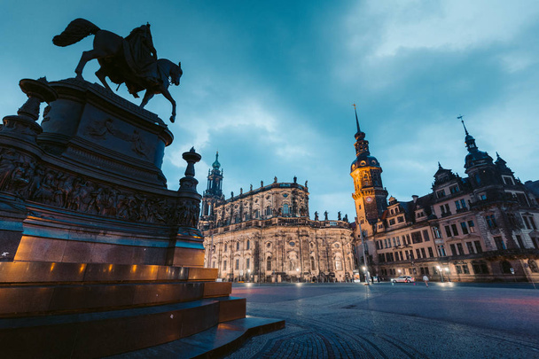 Dresden centro da cidade com céu dramático no crepúsculo, Saxônia, Alemanha
 - Foto, Imagem