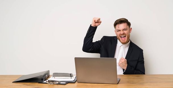 Homme d'affaires dans un bureau célébrant une victoire
 - Photo, image