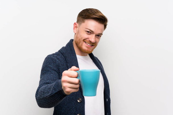 コーヒーを1杯持っている赤毛の男 - 写真・画像