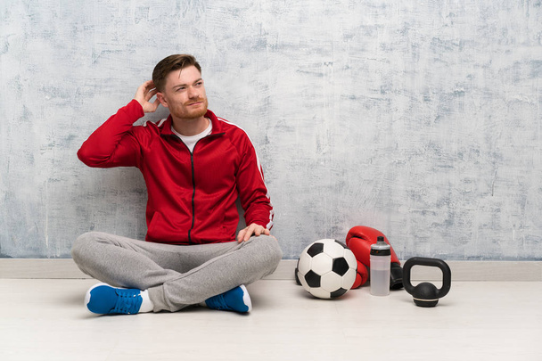 Redhead sportovní muž, který pochybuje o škrabání hlavy - Fotografie, Obrázek