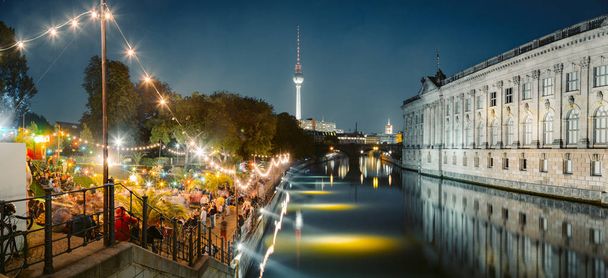 Berlin Strandbar party na rzece Spree z wieży telewizyjnej w nocy, Niemcy - Zdjęcie, obraz