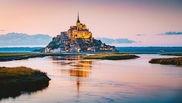 Mont Saint-Michel hämärässä, Normandiassa, Ranskassa
 - Valokuva, kuva