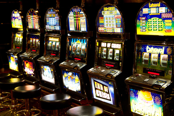 slotmachines in casino - Foto, afbeelding