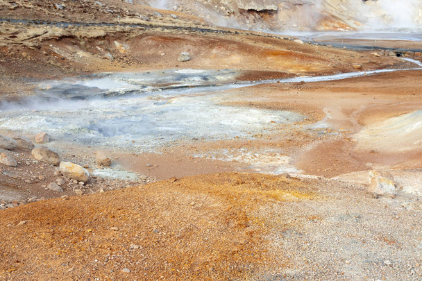 Zone géothermique de Seltun en Islande. Bassin de boue bouillonnante et steami
 - Photo, image