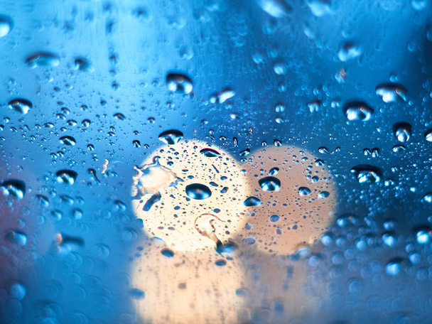 選択的な焦点が付いている窓の抽象的な水の液滴 - 写真・画像