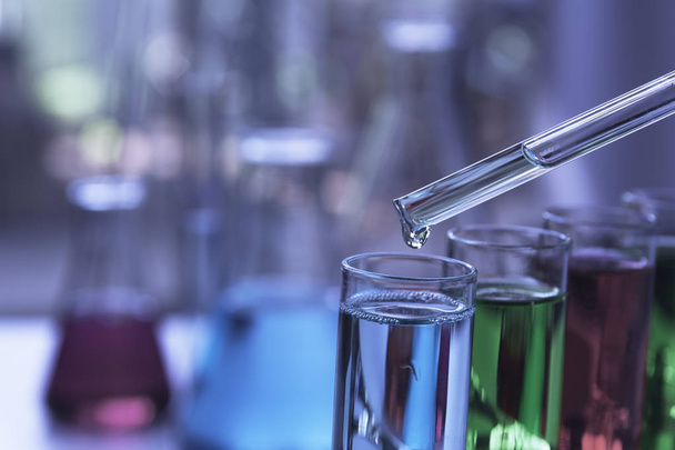 Скляні лабораторні хімічні пробірки з рідиною для аналітичних
  - Фото, зображення