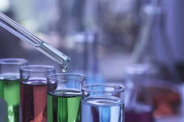 Laboratorium chemische reageerbuisjes met vloeistof voor glas analytische  - Foto, afbeelding