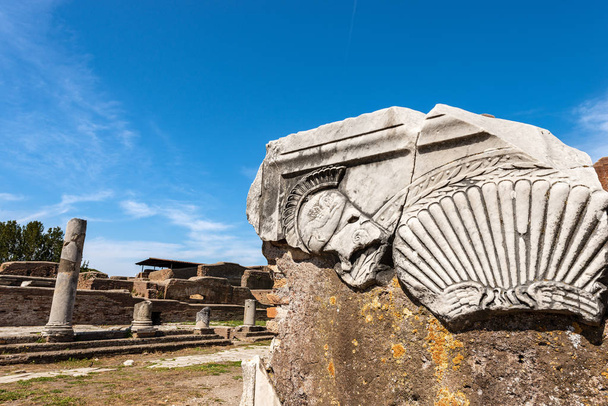 Давньоримський вівтар в Остія Антика-Рим Італія - Фото, зображення