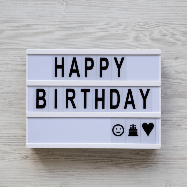 Moderne Tafel mit dem Text "Happy Birthday" auf weißem Holzhintergrund - Foto, Bild