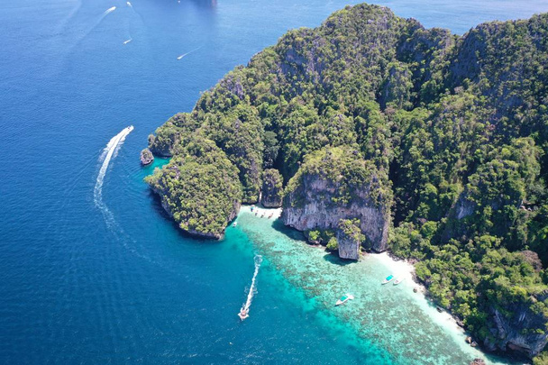Drohnenaufnahme der wunderschönen Phi Phi Insel mit fantastischem Lagunenmeer, Thailand - Foto, Bild