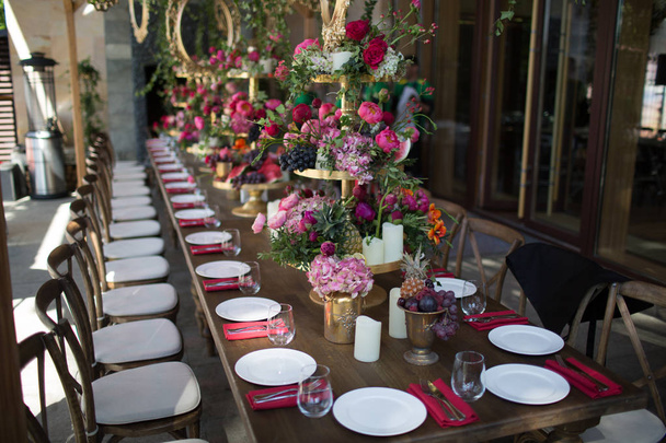 Decoración de mesa de boda en rojo blanco rosa colores
 - Foto, imagen