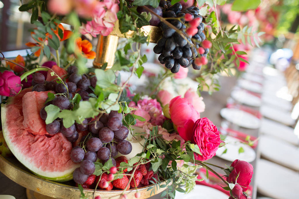 Dekoracje stołu weselnego w czerwonych białych różowych kolorach - Zdjęcie, obraz