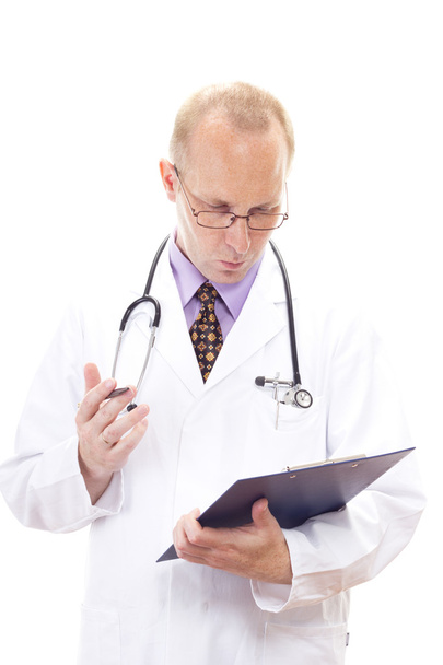 Arzt schaut leer auf sein Klemmbrett - Foto, Bild