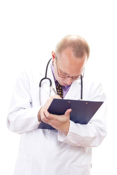αρσενικό γιατρός κάνει μερικές σημαντικές σημειώσεις για τη διάγνωση - Φωτογραφία, εικόνα