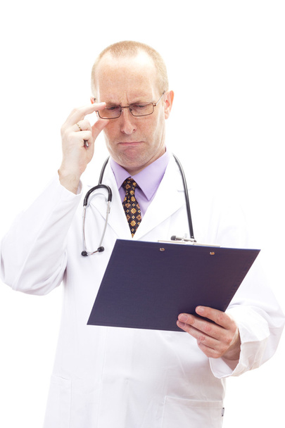 Ärztin blickt besorgt auf Patientenakte - Foto, Bild