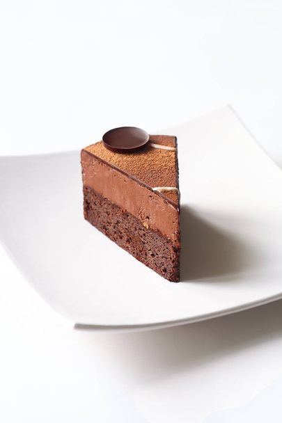 Vegan Dark chocolade brownie cake met chocolade truffel mousse, op witte achtergrond. - Foto, afbeelding